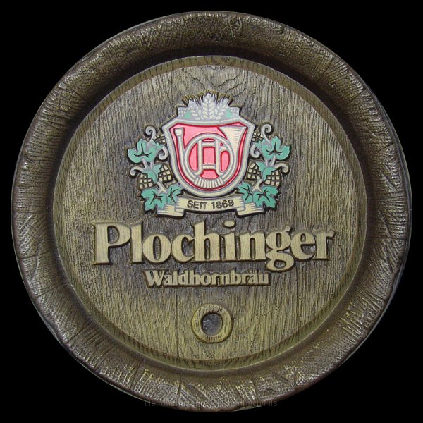 wald1.jpg - Plochingen: Wanddekoration in Form eines Bierfass-Deckels von Plochinger Waldhornbräu.