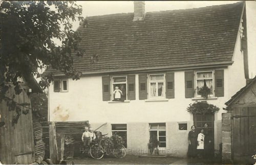 dorf1.jpg - Handschriftlicher Vermerk auf der Rückseite: "So leb denn wohl du stilles Haus, wir ziehn betrübt aus dir hinaus. Reichenbach, August 1915."