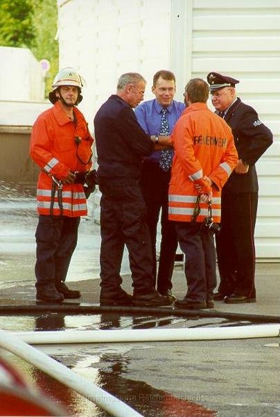 ueb15.jpg - Abschlußbesprechung mit Kommandant, Kreisbrandmeister, Bürgermeister, Pressesprecher und ehem. Kommandant (v.l.)