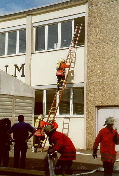 ueb7.jpg - Da der Weg über die Treppe viel zu unspektakulär wäre, geht's mit der Leiter in den ersten Stock