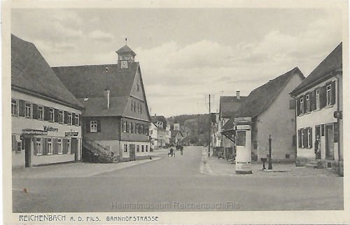 gast22.jpg - Ansichtskarte vom "Waldhorn" mit Blick auf die Bahnhofstrasse, links das Waldhorn und dahinter das alte Rathaus