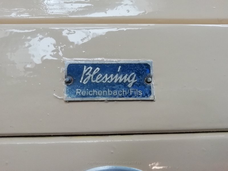 blessing16.jpg - Liebevoll restaurierter Eiswagen der Fa. Blessing (Firmenschild). Er wurde 1949 an die Bäckerei Schietinger in Heidenheim geliefert.
