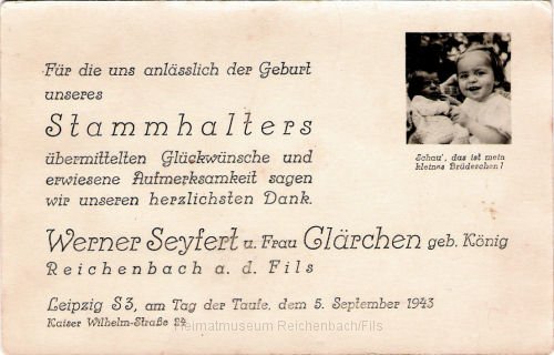 seyf1v.jpg - Postkarte von September 1943 "An die Gefolgschaft der Wellpappenfabrik Werner Seyfert, Reichenbach/Fils" aus Leipzig von Werner und Clärchen Seyfert zum Dank für die Glückwünsche zur Geburt des Stammhalters (Rückseite).