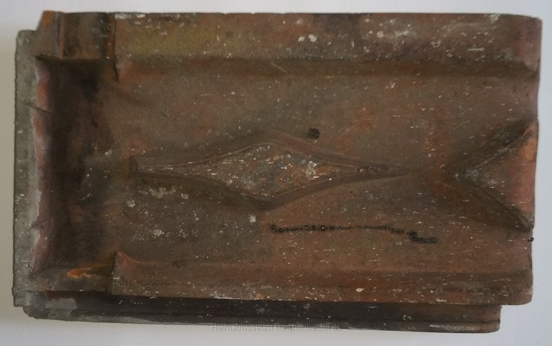 otto12.jpg - Oberseite eines Dachziegels vom Werksgebäude, besonders auffällig ist die deutlich erhöhte Struktur (evtl. um Dachlawinen vorzubeugen?)