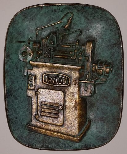 traub19.jpg - Aufhänger mit dem Bild einer Traub-Drehmaschine. Auf der Rückseite die Inschrift "Hermann Traub Automaten Reichenbach/Fils"