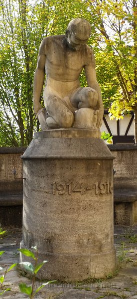 denkwk1_k.jpg - Denkmal bei der evangelischen Kirche. Ursprünglich für die Gefallenen des ersten Weltkrieges.