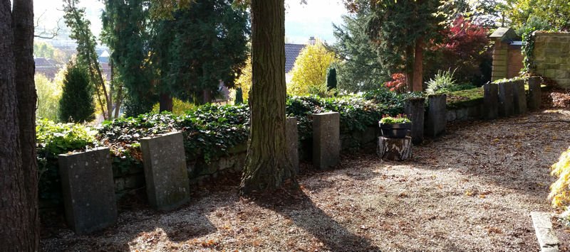 friedhof_russen_k.jpg - Von den insgesamt 39 im Ostarbeiterlager verstorbenen Arbeiterinnen, Arbeitern und Kindern sind 28 auf den sogenannten „Russenfriedhof“ begraben. Die restlichen 11 Toten fanden auf dem Reichenbacher Friedhof ihre letzte Ruhe.