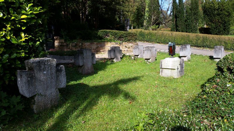 soldaten_k.jpg - Soldatengräber auf dem Reichenbacher Friedhof