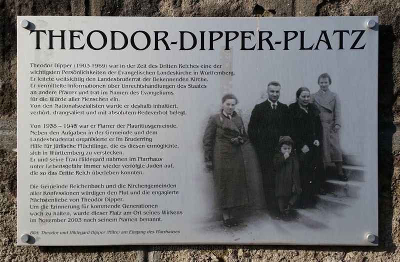 t_dipper_k.jpg - Gedenktafel an Thedor Dipper vor der evangelischen Kirche