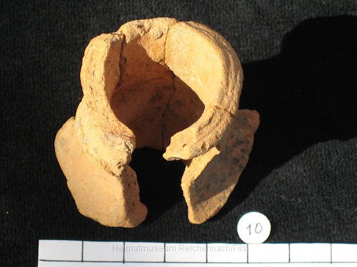 roemer13.JPG - Römische Scherbenfunde an der Markungsgrenze zwischen Reichenbach und Plochingen auf dem Siegenberg, hinter den Hochhäusern im Wald. Gefunden 1990 von Walter Erz in dem Wurzelballen einer umgestürzten Buche nach dem Sturm "Wiebke".