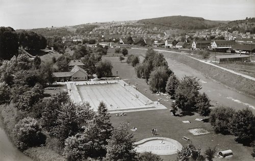 sport14.jpeg - Ansichtskarte von 1966 vom ersten Reichenbacher Freibad, südlich von Bahnlinie und Fils (rechts im Bild)